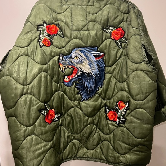 vintage army surplus jacket. With embroidered patches seen on front and back - Picture 4 of 6
